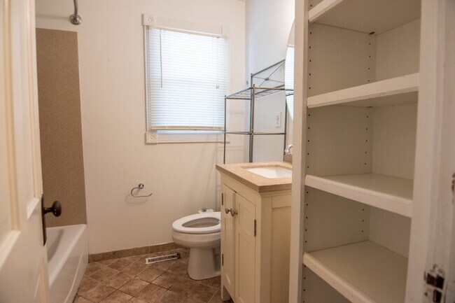 Building Photo - 2 Bedroom 1 Bath