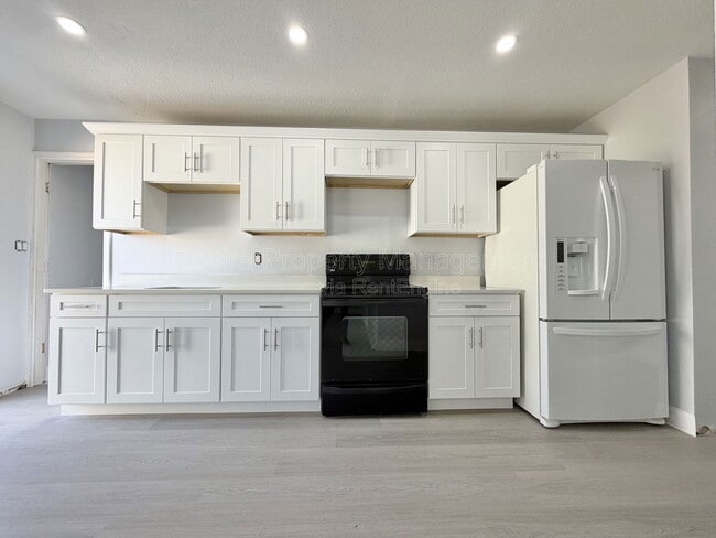 Building Photo - 813 Suwannee Dr