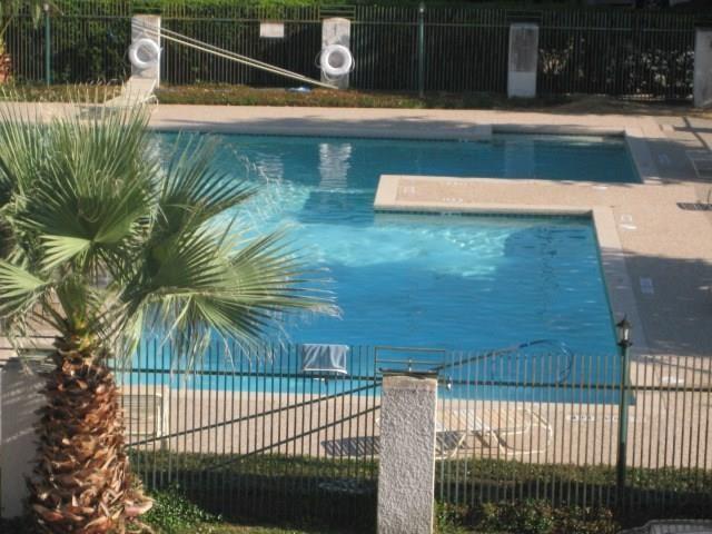 Building Photo - 2820 S Bartell Dr