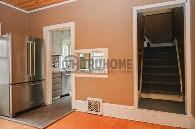 Building Photo - Large 3 Bedroom 2 Bath House w/Fenced in Yard and 2 Stall Garage!