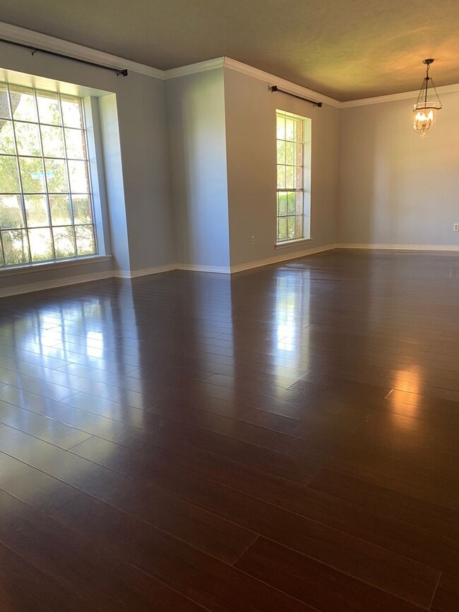 Building Photo - 601 Rock Hollow Dr