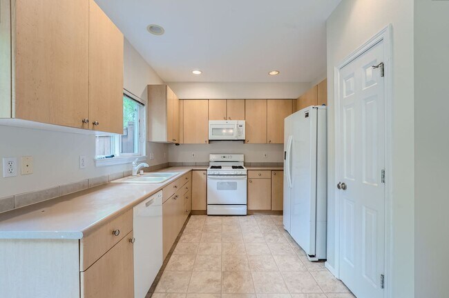 Foto del edificio - 3bed/2.5 End Townhome Unit with Attached Garage in Renton!