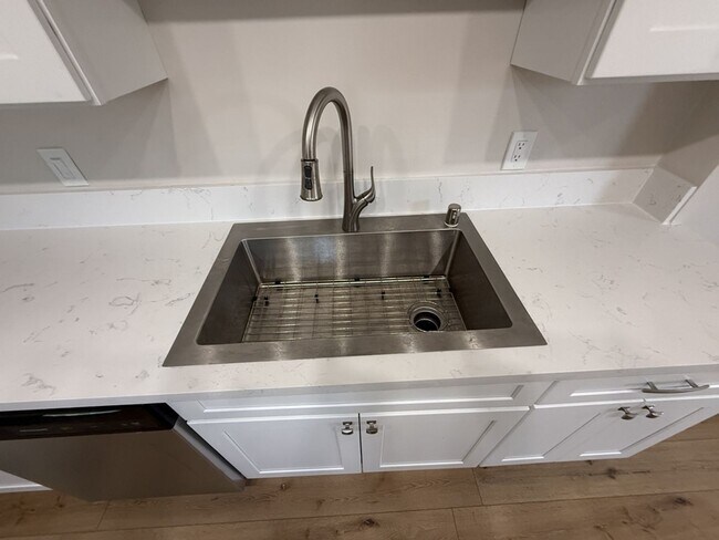 Foto del edificio - 3 brd, 1 bath located  in the Chandler Bike Path Neighborhood