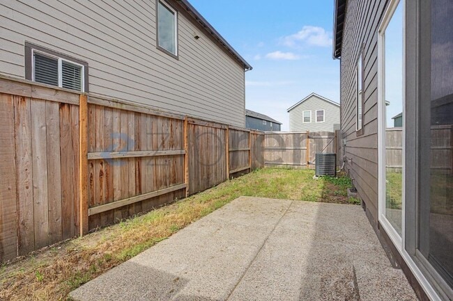 Building Photo - 555 Stoller St