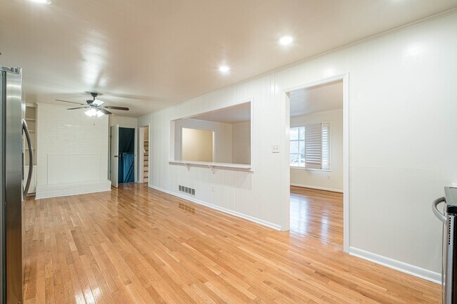 Building Photo - 640 Riverhill Dr