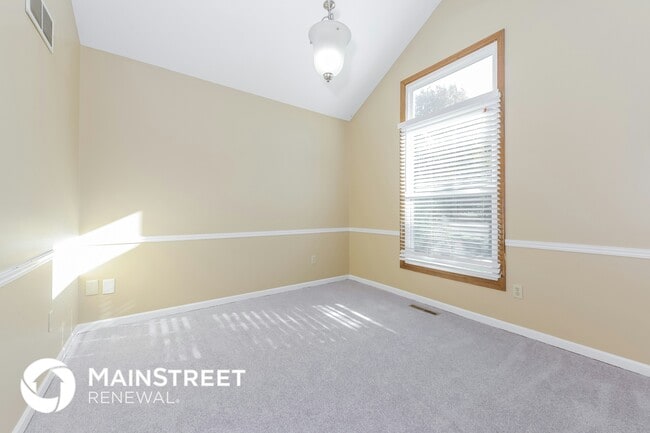 Building Photo - 4050 SW La Harve Dr