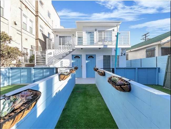 Building Photo - Romantic Venice Beach living just steps from the boardwalk.