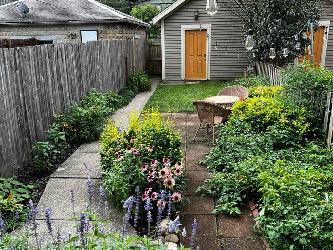 Foto del edificio - 221-223-223 E Whittier St