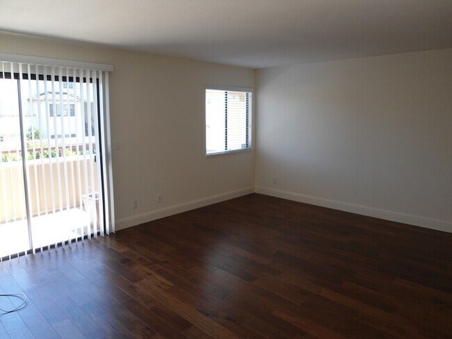 Foto del edificio - 5055 Valley Crest Dr