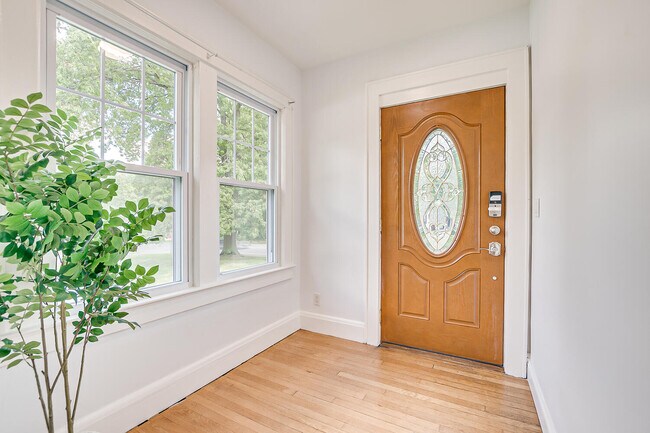 Foto del edificio - 364 Brightwood Ave