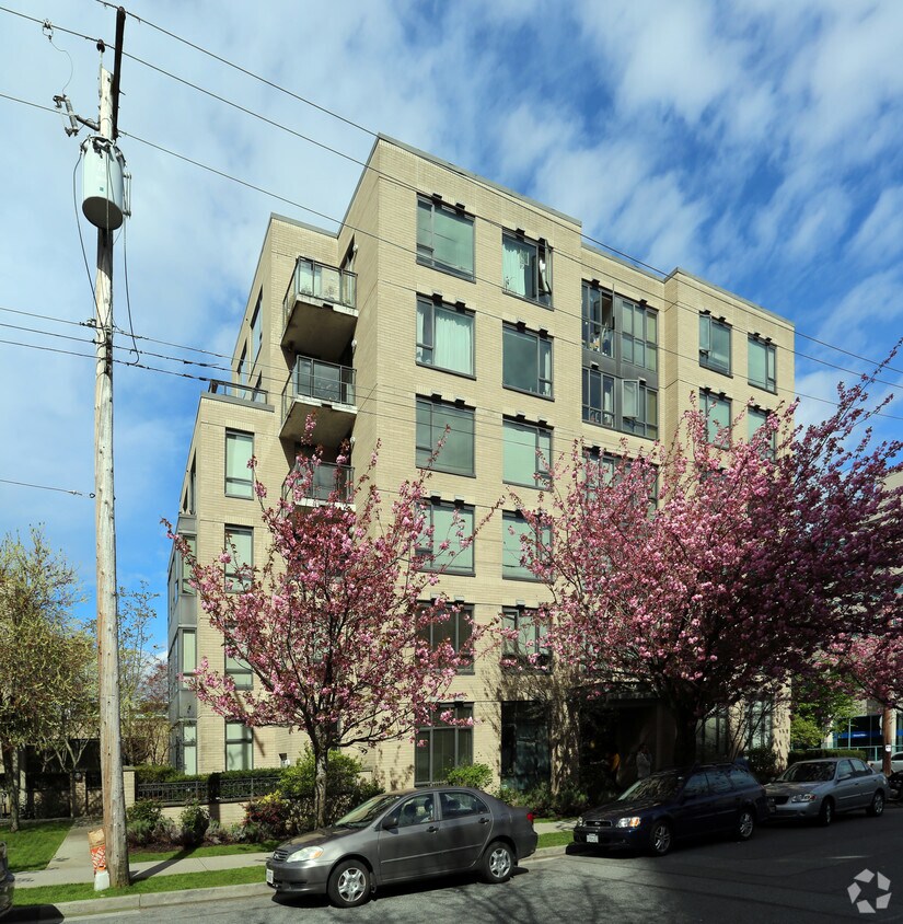 Photo du bâtiment - The Monterey Apartments