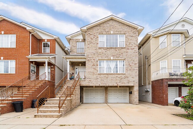 Building Photo - 13 Oak St