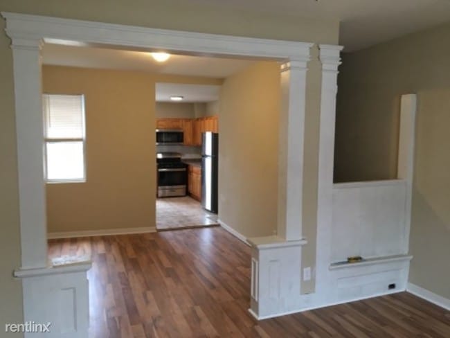 Building Photo - 3 br, 1 bath House - 1320 West Victoria st
