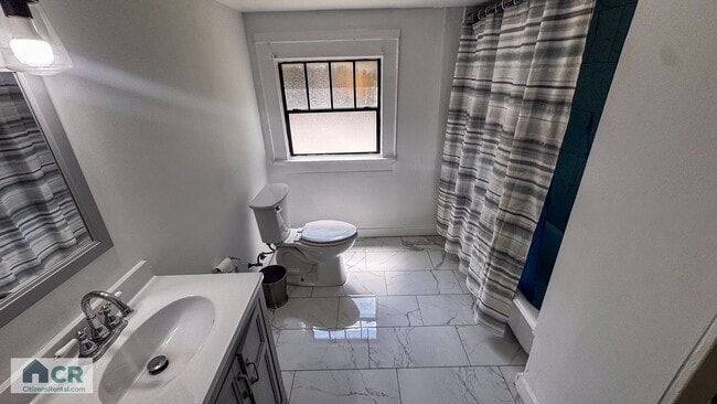 Building Photo - Spacious 3bd/3ba on Broadway!