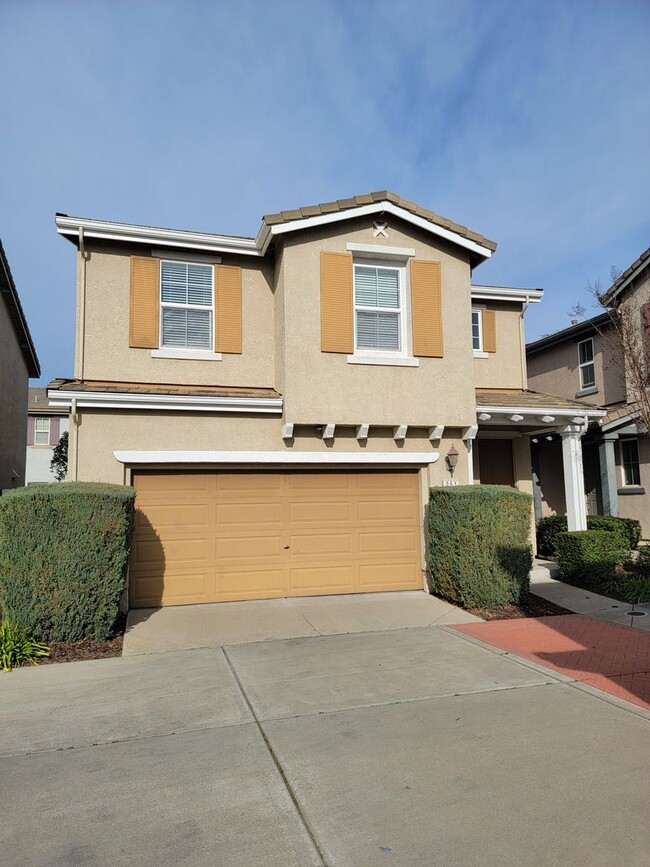 Building Photo - Cozy Courtyard 3 bedroom 2 bath home