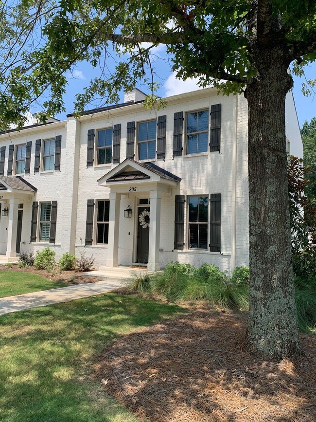 Foto del edificio - Like New Colonial Style Townhome close to Downtown Opelika