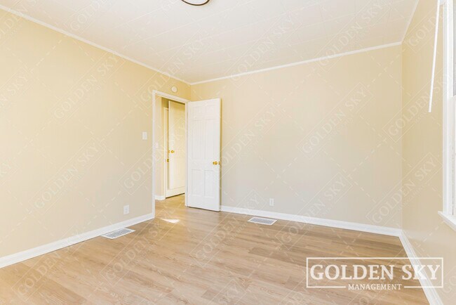 Building Photo - 2208 S Pershing Dr