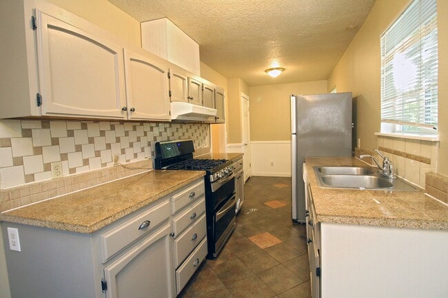Foto del edificio - 4224-4224 N Commercial Ave