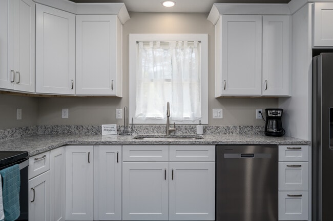 New Cabinets and Appliances - 1800 Cumberland Trce