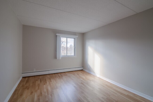 Building Photo - 1570 Avenue Filion