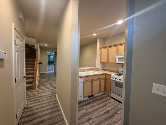 Foto del edificio - Gorgeous 2 Bedroom 3 bath Townhome Availab...