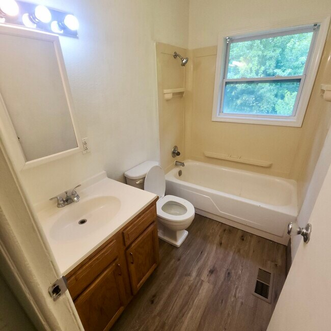 Foto del edificio - 3336 Ridgewood Dr
