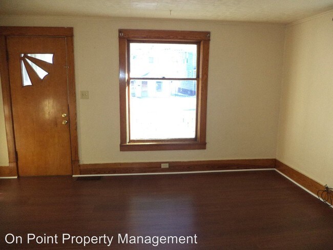 Building Photo - 4 br, 1 bath Apartment - 213 E. Oak St.