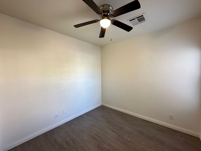 Building Photo - DECATUR & BLUE DIAMOND