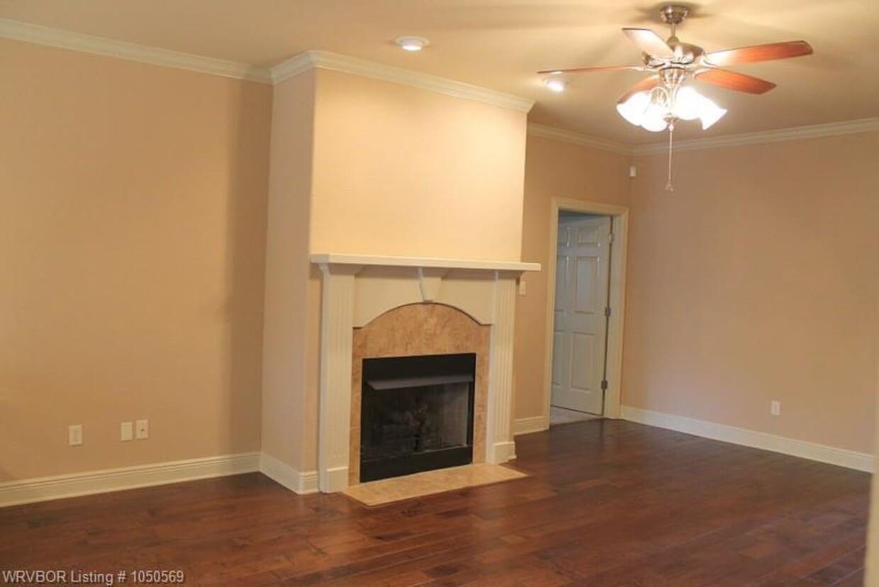 Building Photo - Spacious 3 bedroom 2 bath duplex