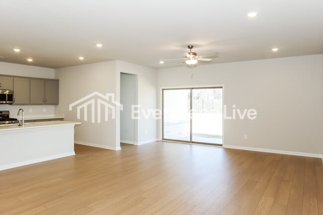 Foto del edificio - 14695 Mountain Strm Dr