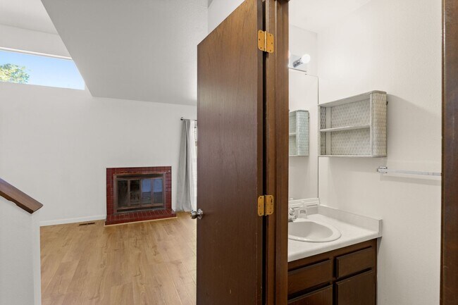 Foto del edificio - 2 Bedroom, 1.5 Bathroom Townhome-Style Condo in Tanasbrook, Near Tanasbourne!
