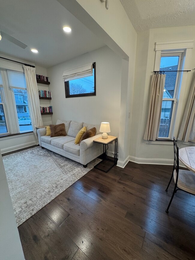 Building Photo - Hanscom Charmer