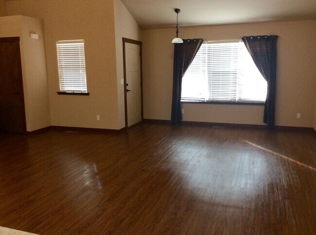 Building Photo - 3 bedroom, 2.5 bath Town home