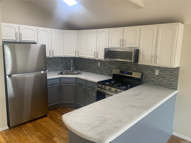 Building Photo - 557 B 72 St