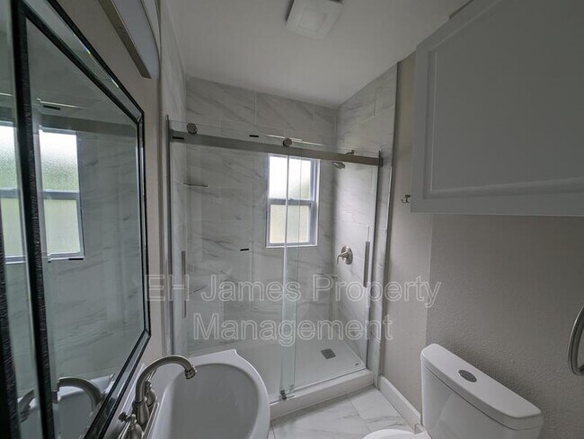 Foto del edificio - 2202 E 7th St