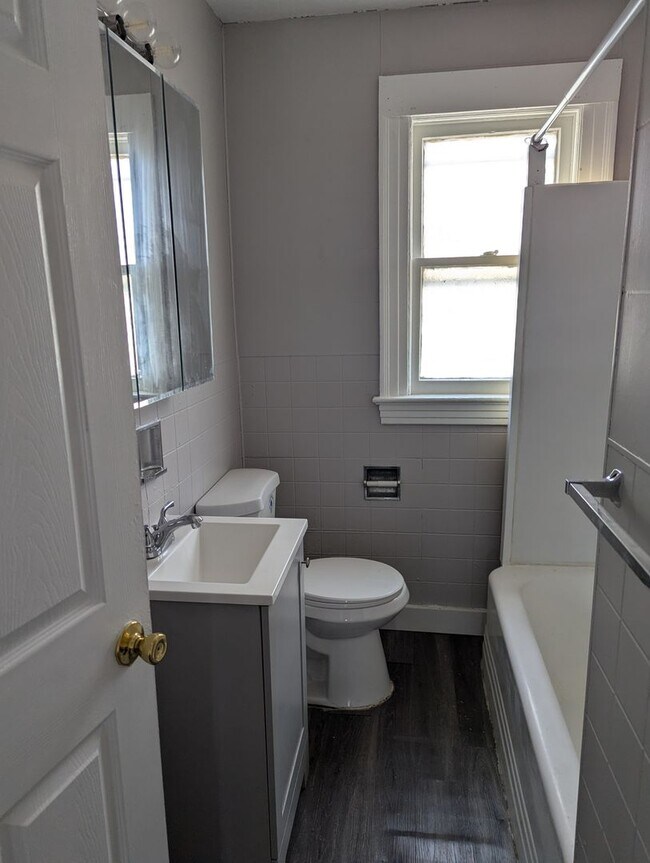 Foto del edificio - Newly Renovated 4 Bedroom House