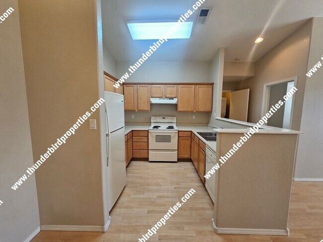 Foto del edificio - Gated Community with Refrigerated Air, 2 B...