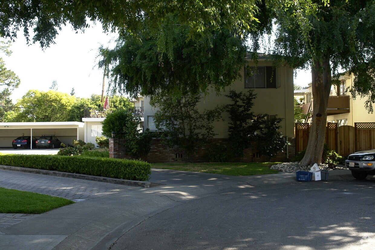 Primary Photo - 48 Kent Pl