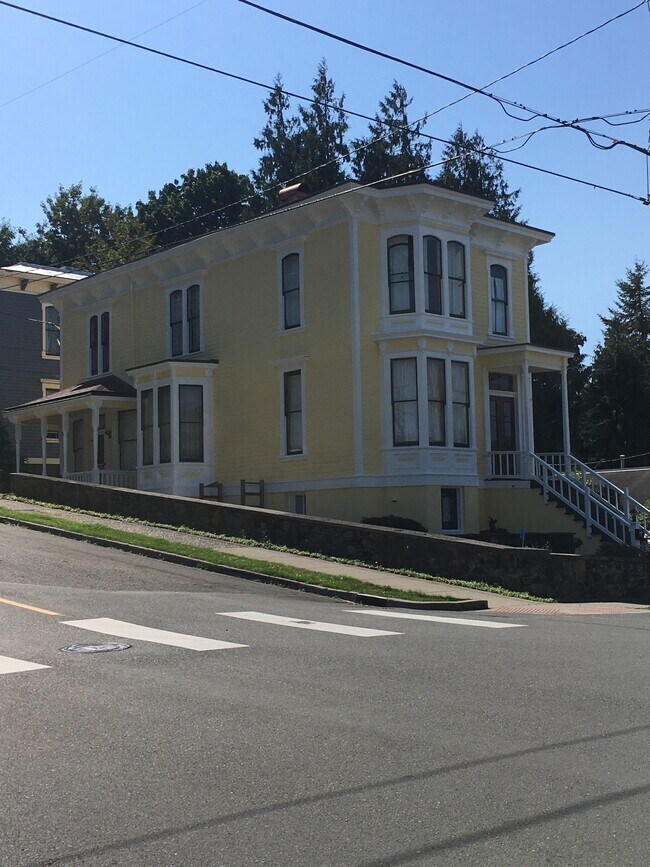 Building Photo - 1393 Franklin Ave