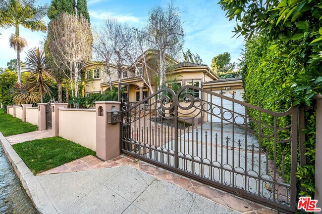 Foto del edificio - 4063 Benedict Canyon Dr