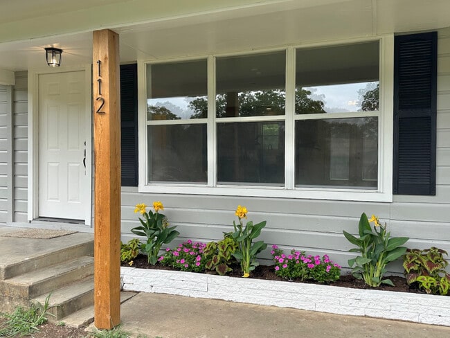 Building Photo - 112 Oakwood Dr