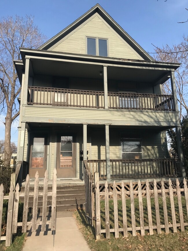Frente - 1829 13th Ave S