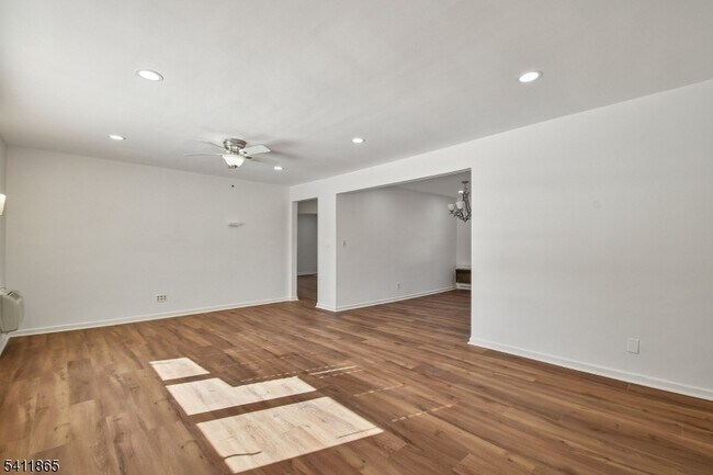 Foto del edificio - 16 Troy Dr