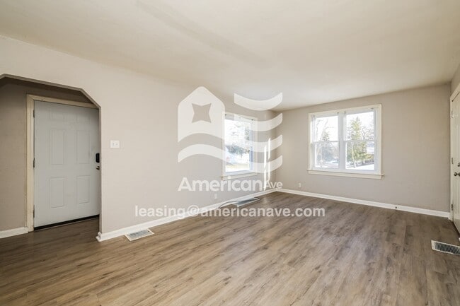 Building Photo - 4204 Sylvan Dr