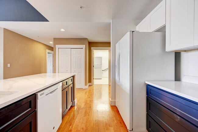 Foto del edificio - 6000 W Floyd Ave