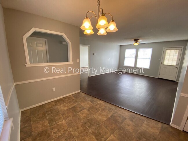 Building Photo - RENT READY! - 3 bed 1 bath house in Greenw...