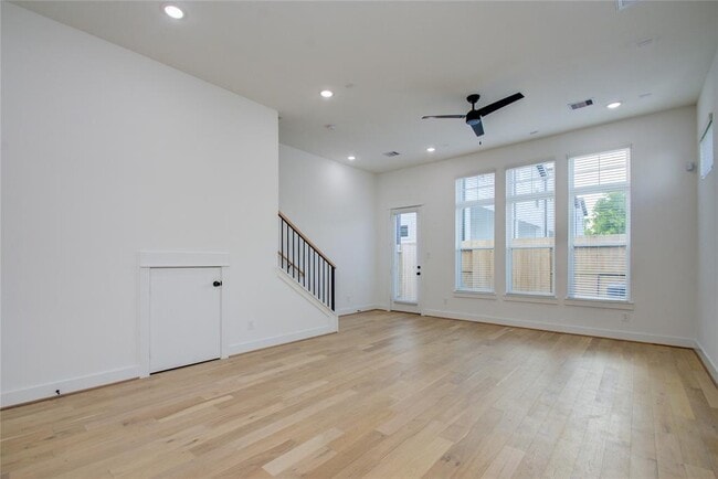 Building Photo - 3206 Live Oak St