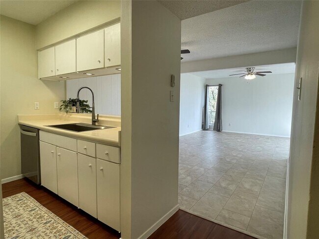 Foto del edificio - 3431 N Hills Dr