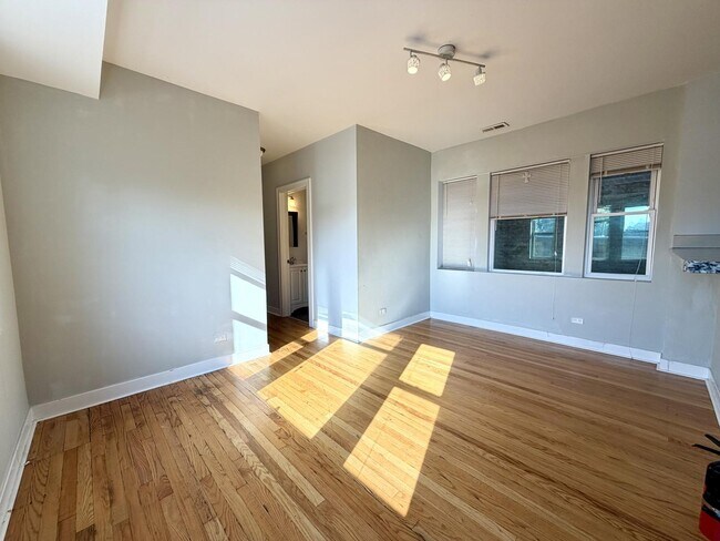 Building Photo - 4117 W Lawrence Ave
