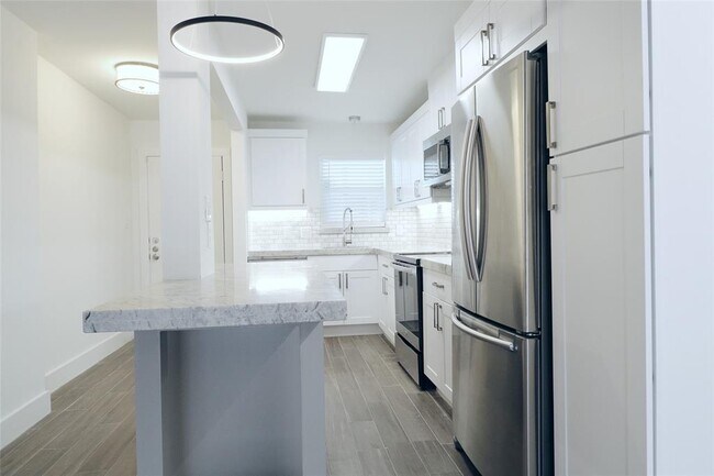 Building Photo - 614 Kipling St